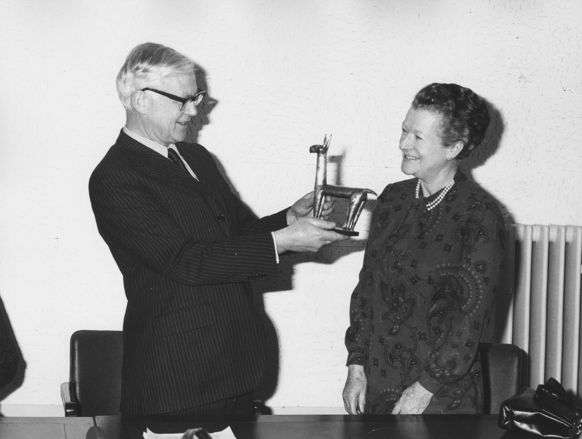 Frank Thistlethwaite and Lady Sainsbury with Llama effigy