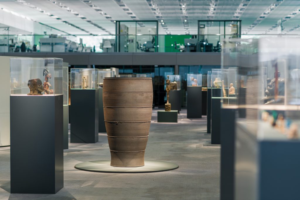 Julian Stair, Monumental Jar VIII, 2011. © Julian Stair. Photo: Andy Crouch A large pot by Julian Stair